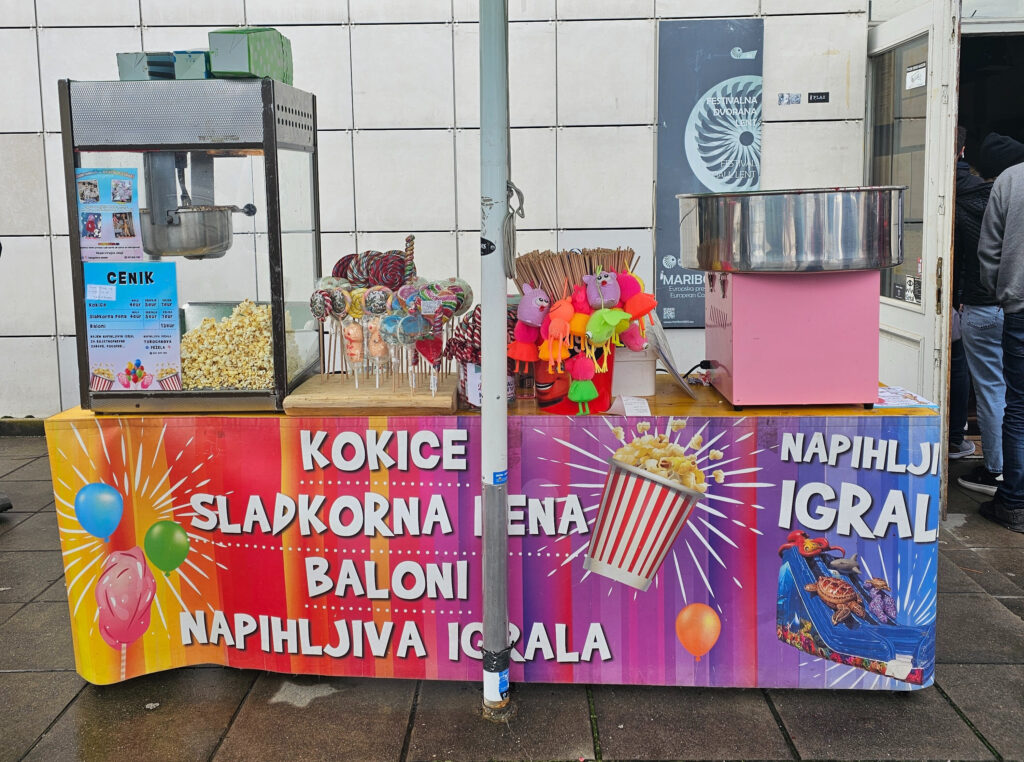 Stojnica za kokice in sladkorno peno na otroški prireditvi