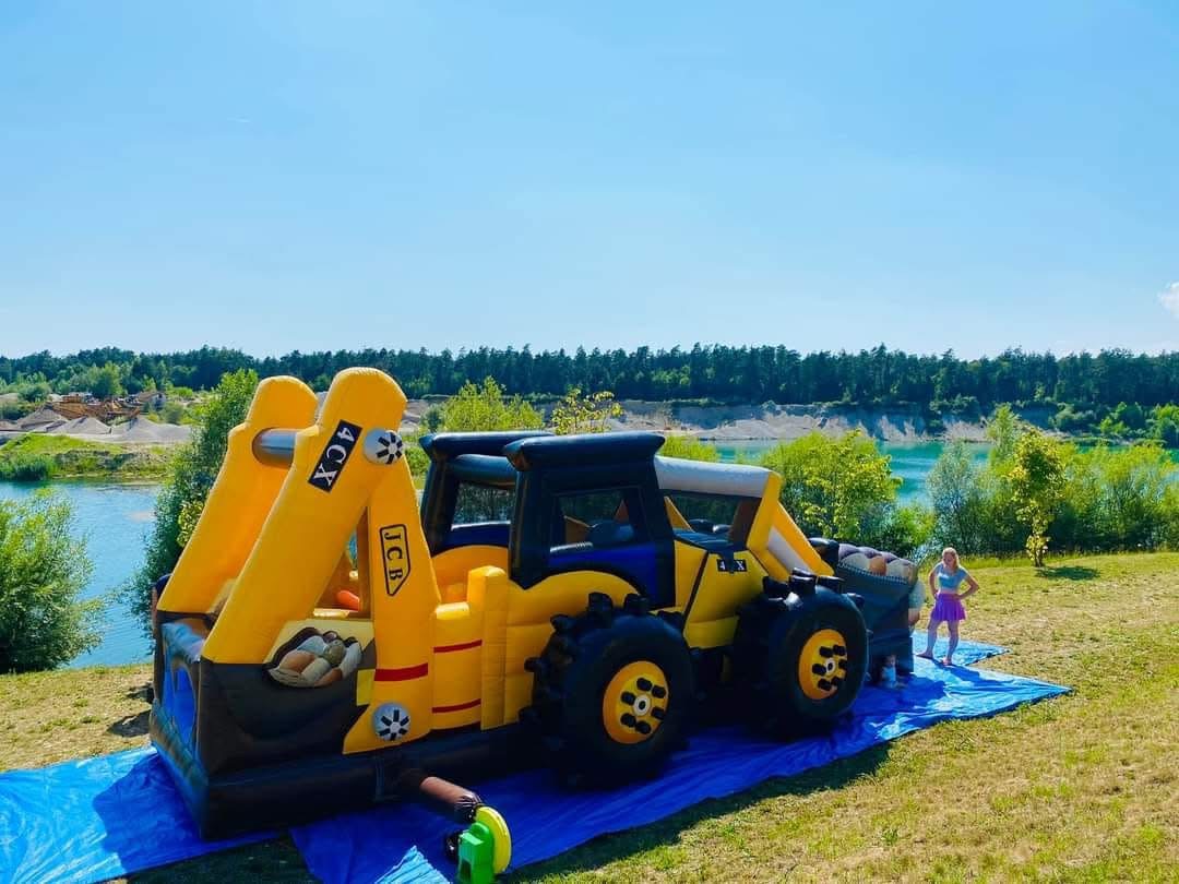 Otroško napihljivo igralo v obliki bagra – zabavna atrakcija za tehnično in vozil tematske dogodke na prostem.