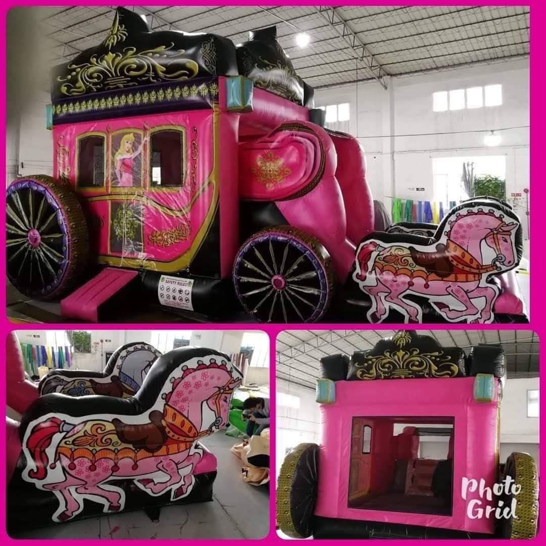 roza napihljivo igralo v obliki kočije za otroške rojstne dneve in prireditve – priljubljena atrakcija med najmlajšimi.