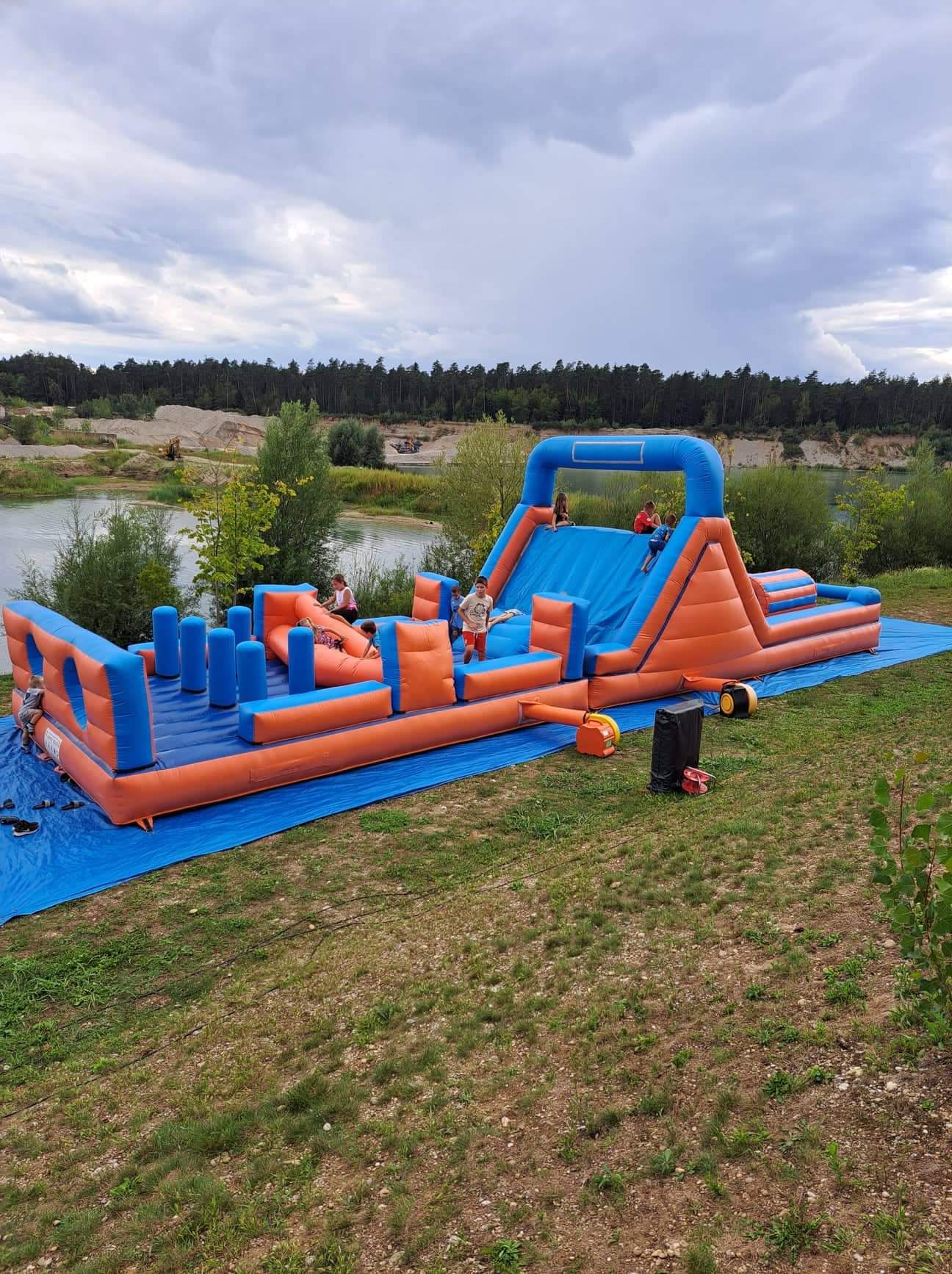 Napihljivo igralo poligon za otroke – dinamična atrakcija za aktivno igro na rojstnodnevnih zabavah in prireditvah