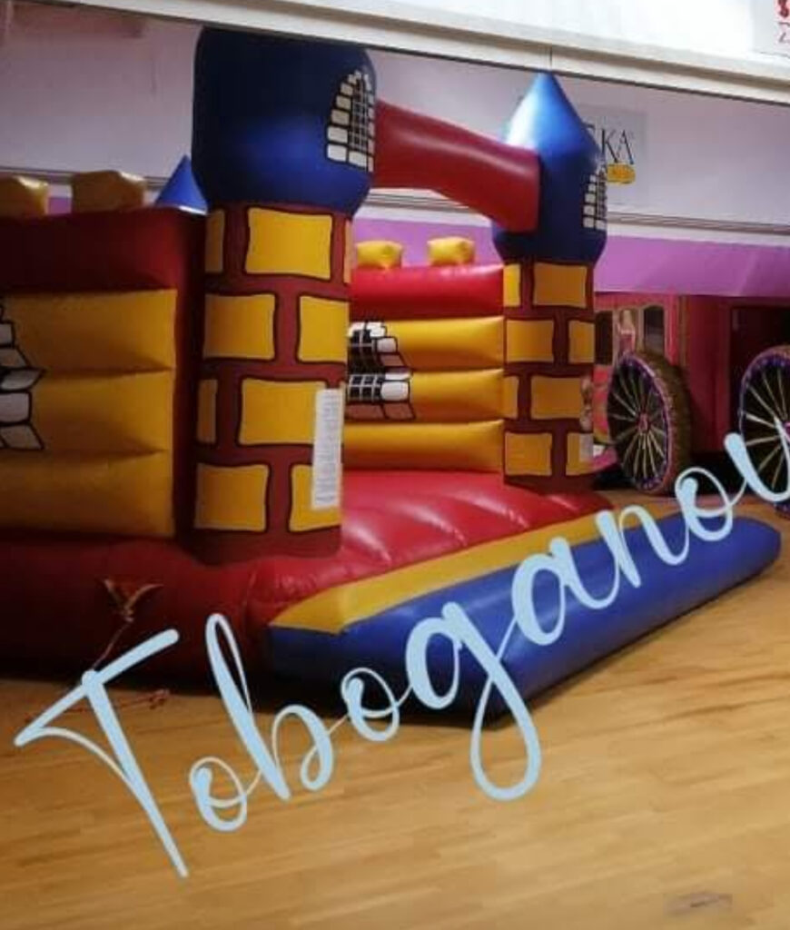 Napihljivo igralo – skakač za otroke, ki omogoča varno in veselo poskakovanje na rojstnodnevnih zabavah in dogodkih.