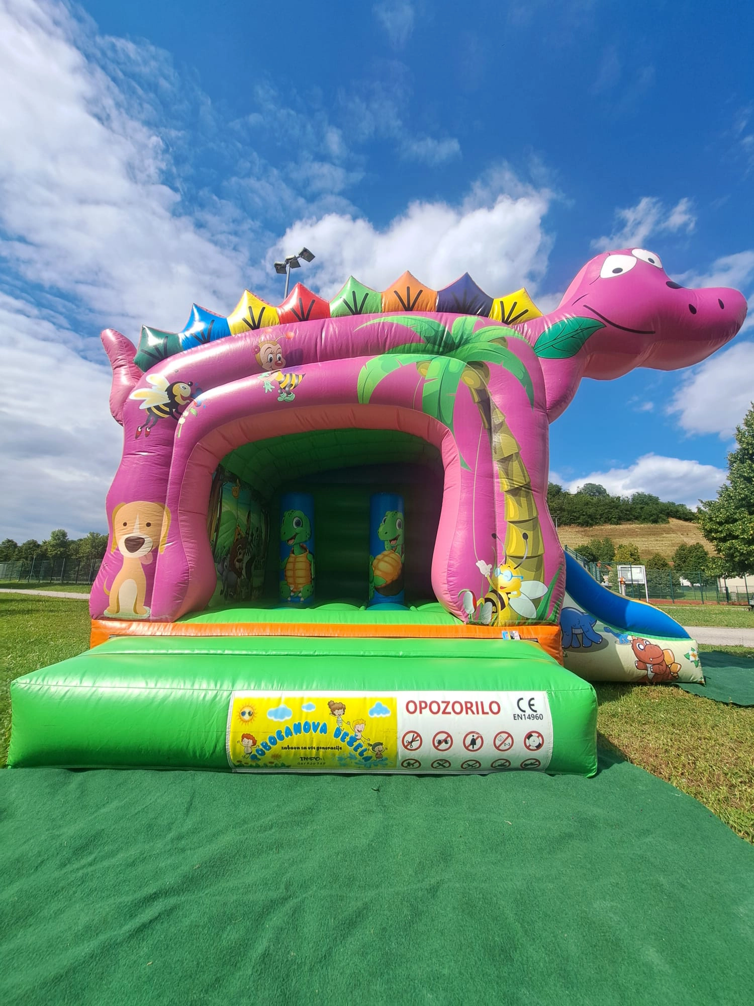 Napihljivo igralo z motivom malega dinozavra – popolna izbira za tematske otroške zabave in rojstne dneve.