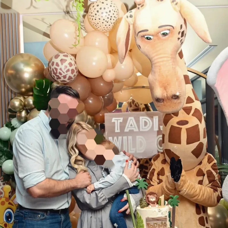 Maskota žirafe med animacijo za otroke – nežna in igriva figura, ki popestri rojstnodnevne zabave in dogodke.