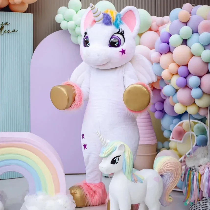 Oseba v kostumu samoroga med animacijo za otroke – čarobna popestritev rojstnodnevnih zabav in dogodkov.