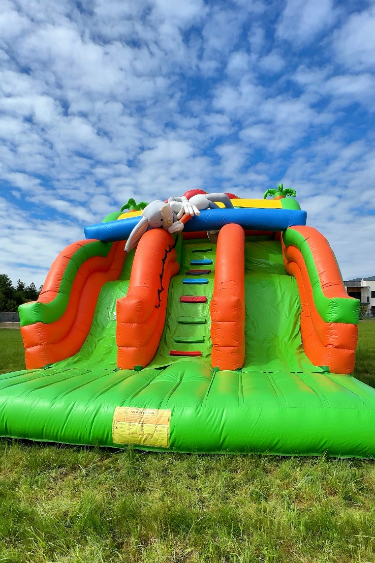 Napihljivo igralo v obliki zajčka – ljubka in igriva atrakcija za pomladne zabave, praznovanja in otroške dogodke.