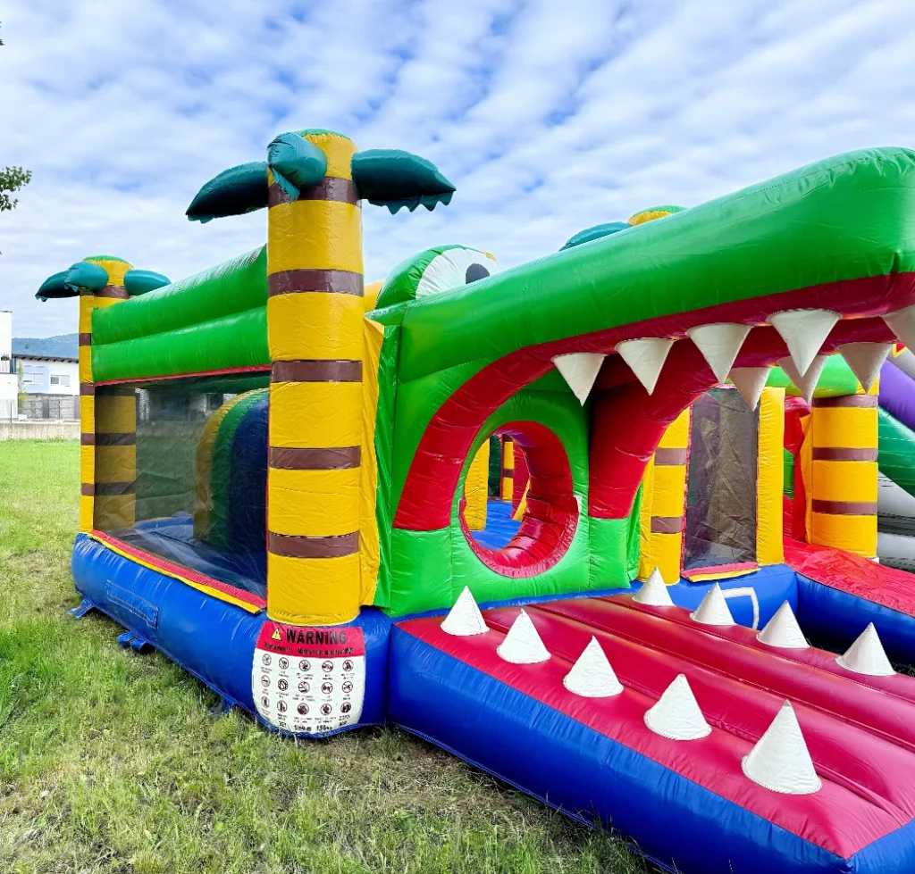 Napihljivo igralo za najem s toboganom v obliki krokodila za otroško zabavo