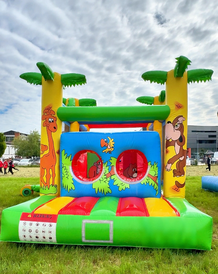 Napihljivo igralo z džungelsko tematiko – igrivo okolje z živalmi in toboganom za pustolovske otroške dogodke.