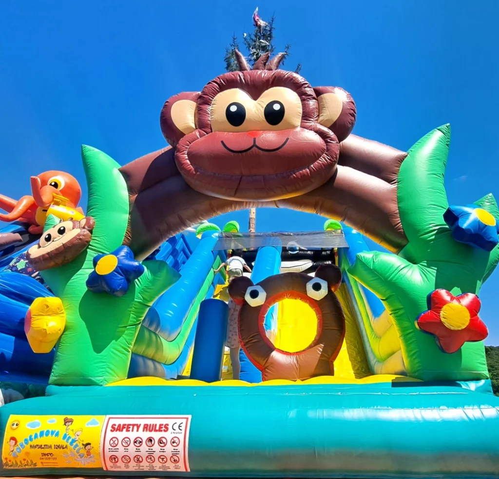 Napihljivo igralo z opico za otroke na prostem dogodku