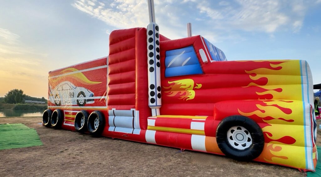 Napihljivo igralo v obliki velikega tovornjaka – priljubljena izbira za male ljubitelje vozil na rojstnodnevnih zabavah.