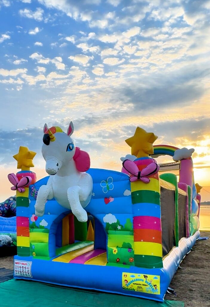 Napihljiv poligon s samorogom – čarobna in barvita atrakcija za dekliške rojstnodnevne zabave in tematske dogodke.